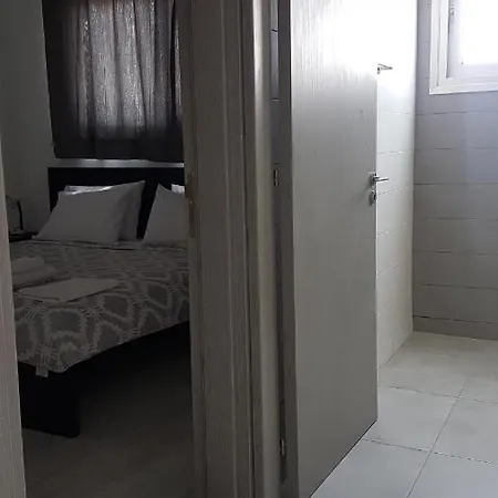 Tico Court Apartament Periwolia